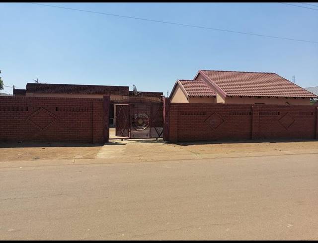 2 BEDROOM HOUSE FOR SALE IN LOTUS GARDENS